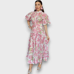 Celindra – Maxi-Kleid mit floraler Struktur und Bindegürtel in Rosa