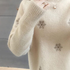 Alina | Damen Strickkleid modern mit Stickerei & langen Ärmeln in Beige