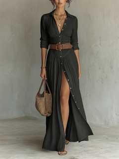 Yarae - Plissiertes Maxikleid mit Knopfleiste in lockerer Passform in Schwarz