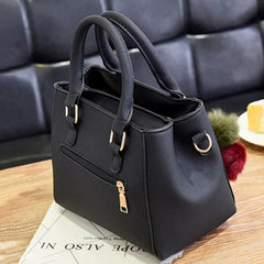 Elegante Damenhandtasche mit Anhänger und Plüschakzenten in Schwarz