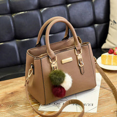 Elegante Damenhandtasche mit Anhänger und Plüschakzenten in Braun