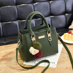 Elegante Damenhandtasche mit Anhänger und Plüschakzenten in Grün