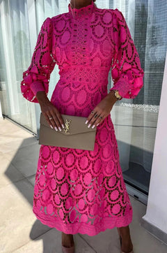 ELORA - Hochgeschlossenes Spitzen-Midikleid in Rosa