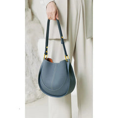 Elegante, runde Damen-Schultertasche aus Leder in Blau