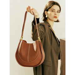 Elegante, runde Damen-Schultertasche aus Leder in Braun