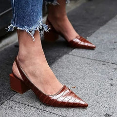 Elegante Pumps mit spitzem Zehen und Blockabsatz in Bordeauxrot