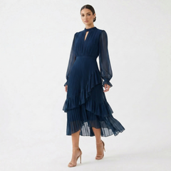 Kiana - Skulpturales Plissee-Abendkleid in Marineblau
