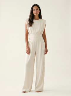 Pippa - Figurformender Jumpsuit in Weiß