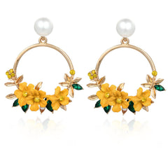Blumen- und Perlenohrringe in Gold in Gelb