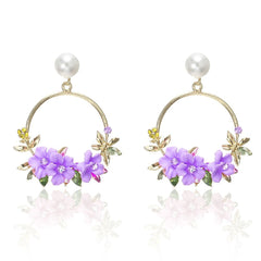 Blumen- und Perlenohrringe in Gold in Lila