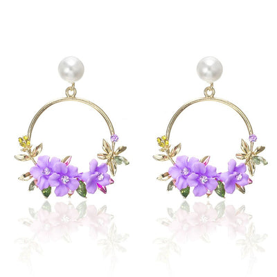 Blumen- und Perlenohrringe in Gold