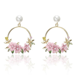 Blumen- und Perlenohrringe in Gold in Rosa