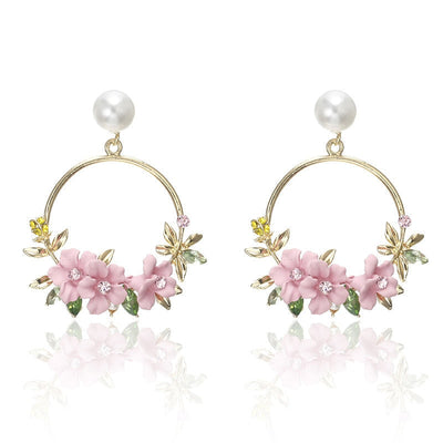 Blumen- und Perlenohrringe in Gold