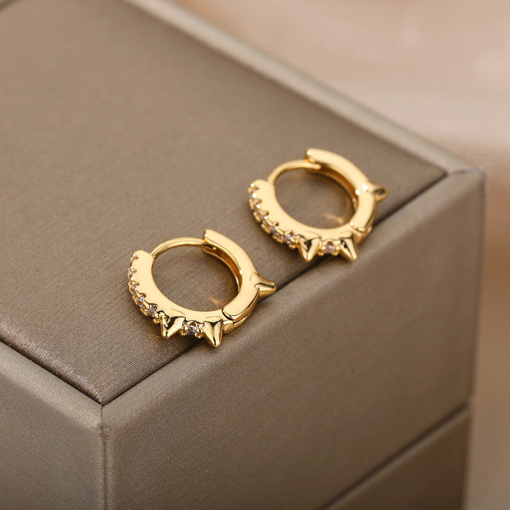 Minimalistische Ohrringe mit Zirkonia in Gold