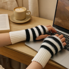Heike | Fingerlose Plüsch-Strickhandschuhe in Schwarz gestreift