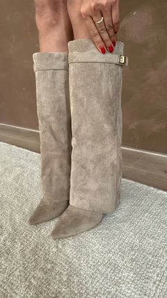 Elisara - Hochwertige kniehohe Stiefel aus Wildleder in Beige