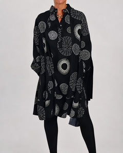Lacie - Legeres Kleid mit Kragendetail in Schwarz