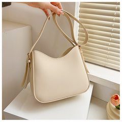 Minimalistische Damen-Umhängetasche aus elegantem veganem Leder in Beige