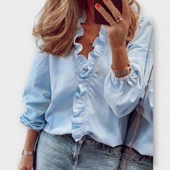 Sarah – Elegante Bluse mit besonderem Charakter in Hellblau