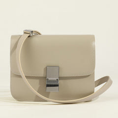 Klassische Damen-Schultertasche mit Überschlag aus echtem Leder in Beige