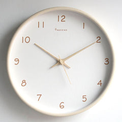 Leise analoge Wanduhr aus Massivholz in Creme