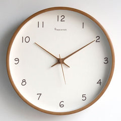Leise analoge Wanduhr aus Massivholz in Braun