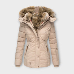 Emyra – Winterjacke mit Fellkapuze in Beige