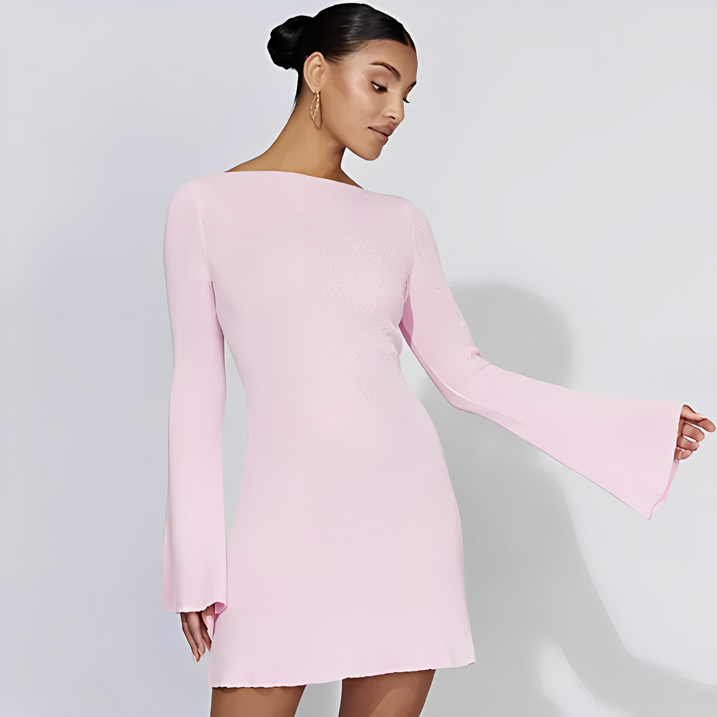 Iris - Rückenfreies Minikleid mit ausgestellten Ärmeln