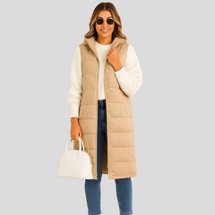 Marcellin | Ärmelloser Mantel mit Kapuze und Knopfleiste in Beige