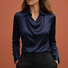 Satinbluse mit drapierendem Kragen für Damen | Elina in Marineblau