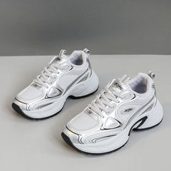 Damen Sportliche Lauf-Sneaker mit atmungsaktiver Mesh-Oberfläche und dämpfendem Fußbett in Silbergrau