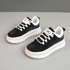 Damen sportliche Sneakers mit gedämpfter Laufsohle und atmungsaktivem Obermaterial in Schwarz