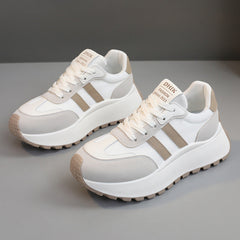 Damen modische Plateau-Sneaker mit atmungsaktiver Oberflächenstruktur und hoher Laufsohle in Beige