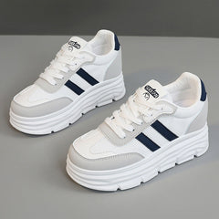 Damen Plateau Sneakers mit atmungsaktivem Mesh-Obermaterial und dämpfender Sohle in Weiß