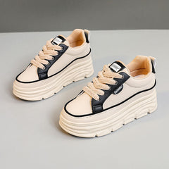 Damen Plattform Sneakers mit modischer Gummilaufsohle und atmungsaktivem Obermaterial in Schwarz
