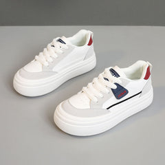 Damen Plateausneaker mit sportlicher Polsterung und modischem Design in Creme