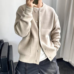 TIM -  MIT KNÖPFENSTRICKJACKE in Beige