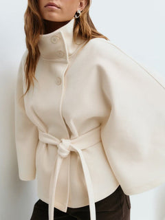 Damen stylische Umhangjacke mit hohem Kragen und Gürtel in Weiß