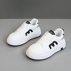 Damen Plateau Sneakers mit modernem Design und bequemer Dämpfung in Schwarz