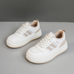 Damen sportliche Plateau-Sneaker mit atmungsaktivem Mesh-Obermaterial und dämpfender Sohle in Weiß