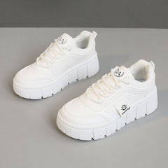 Damen Plateau Sneakers mit geschäumter Laufsohle und modernem Design in Weiß