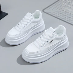 Damen modische Plateau Sneakers mit atmungsaktivem Netzmaterial und schockabsorbierender Sohle in Weiß