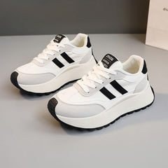 Damen Modische Plateau Sneakers mit trendiger Silhouette und dämpfender Laufsohle in Weiß
