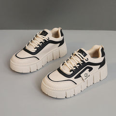 Damen Plateau Sneakers mit geschäumter Laufsohle und modernem Design in Schwarz