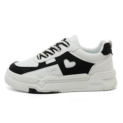 Damen modische Sneaker mit herzförmiger Applikation und robustem Sohlendesign in Schwarz