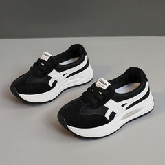 Damen Sportliche Sneaker mit dämpfender Sohle und modernem Design in Schwarz