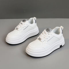 Damen modische Sneakers mit dämpfendem Komfort und trendiger Plateausohle in Weiß