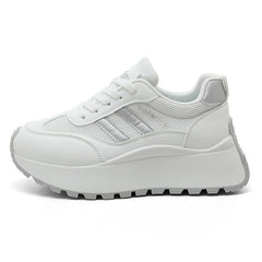 Damen Plateau Sneakers mit stilvollem Design und dämpfender Laufsohle in Silber
