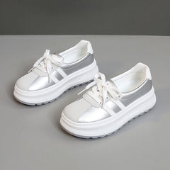 Damen modische Plattform Sneakers mit trendigem Metallic-Design in Silber