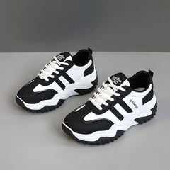 Damen Sportliche Sneaker mit atmungsaktiver Oberflächenstruktur und rutschfester Laufsohle in Schwarz